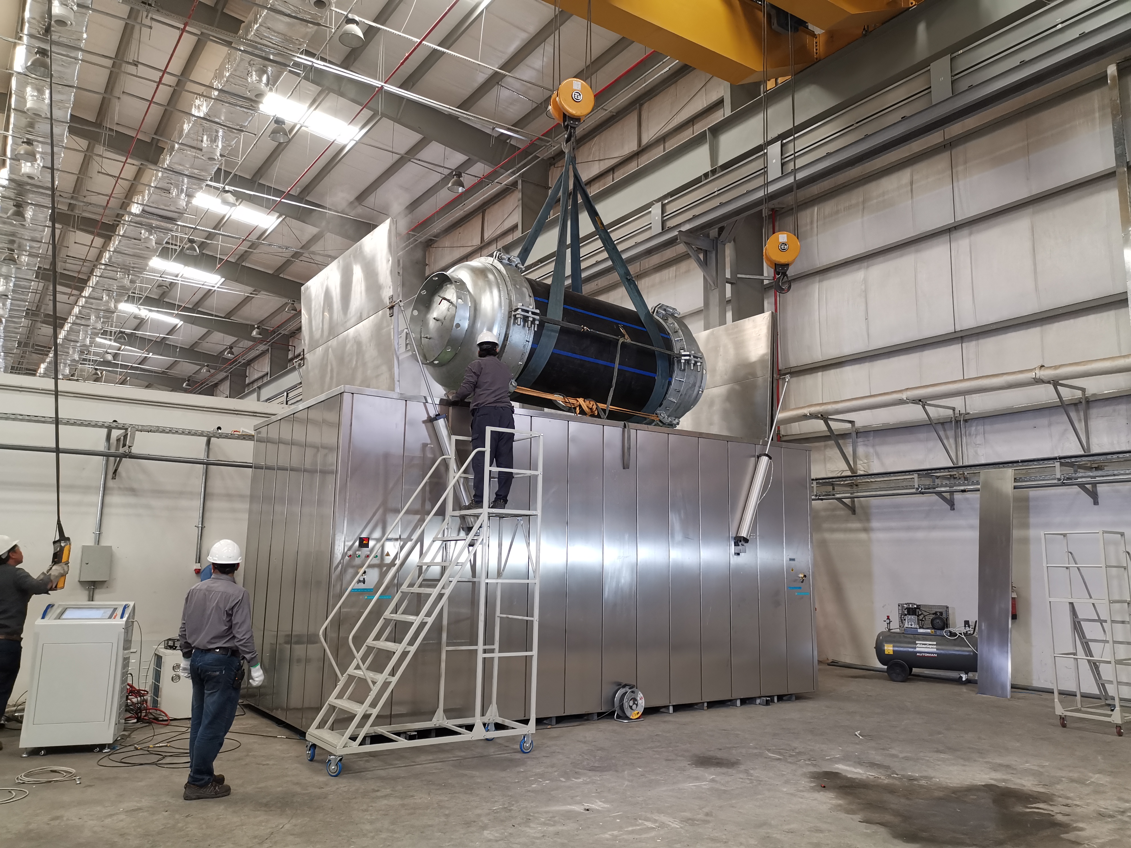 全球最大的2000mm管道保温箱在客户工厂成功安装。